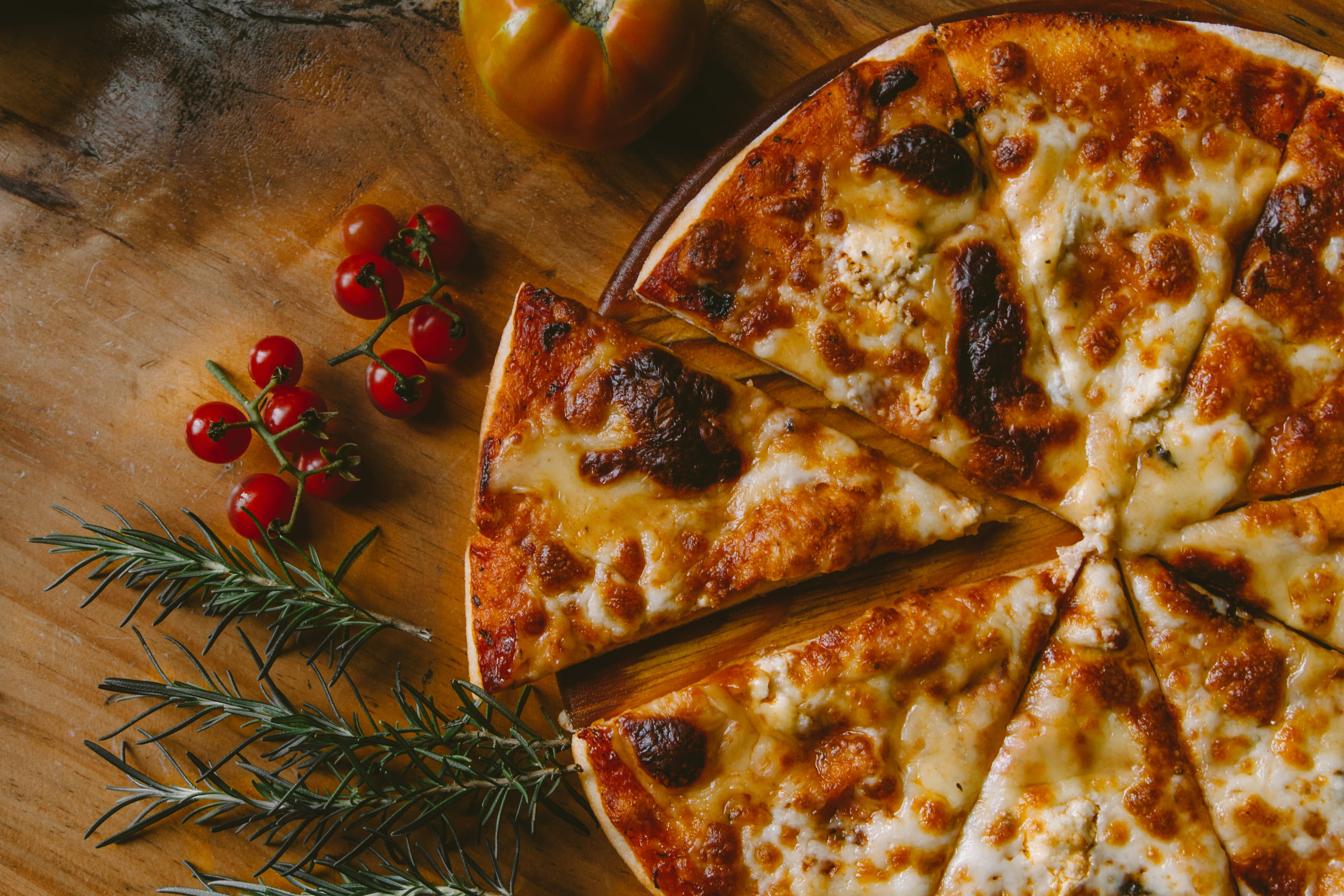 Neapolitanische Pizza aus dem Kupferofen