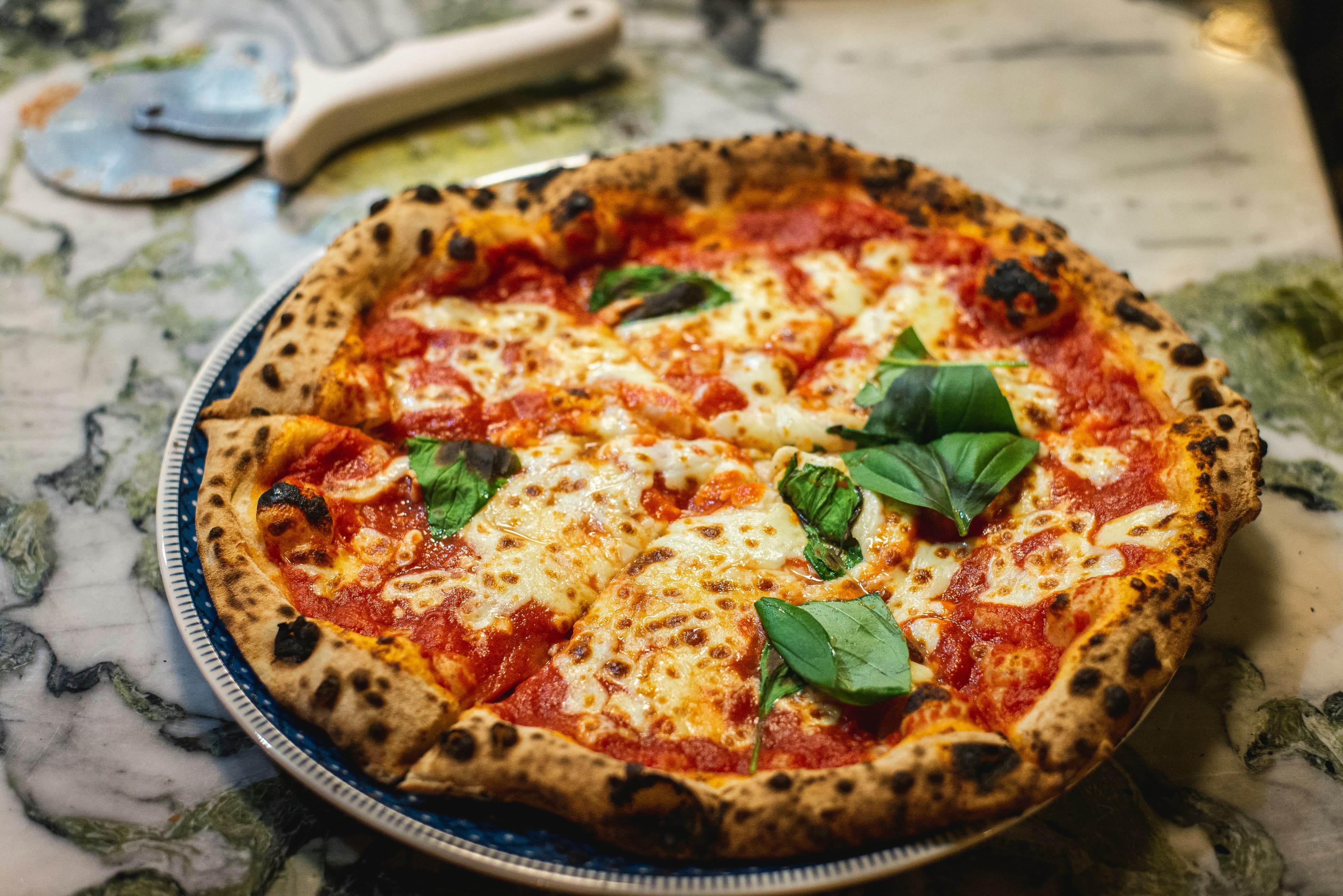 Pizza im Kupferofen